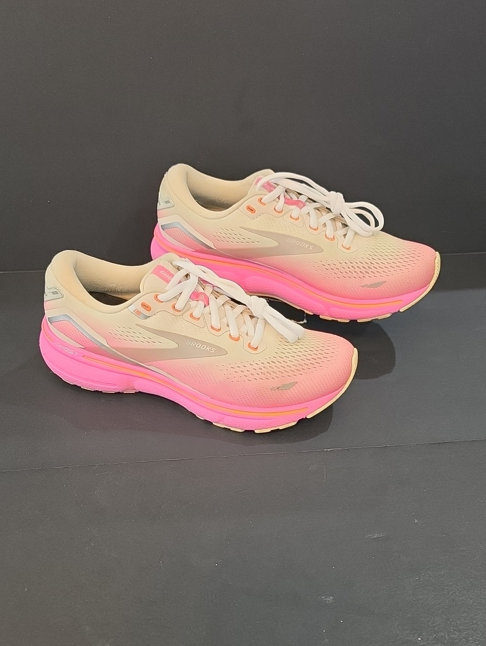 Brooks Ghost 15 Women’s Athletic Shoes - Pink and Cream Gradient Size 9